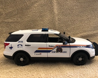 Replica del modello Ford Explorer della polizia RCMP in scala 1/18 pressofuso con luci funzionanti e sirena