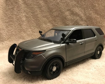 1/18 scale Gray Unmarked Police die-cast Ford Explorer model replica with working lights and 4 tone siren
