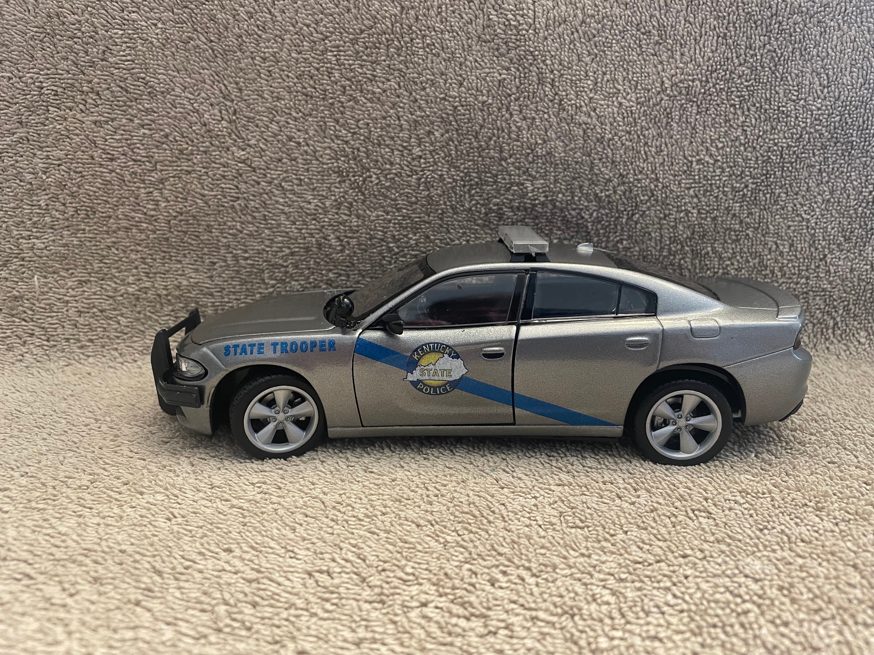 1/24スケールのケンタッキー州警察のダッジ チャージャー モデル