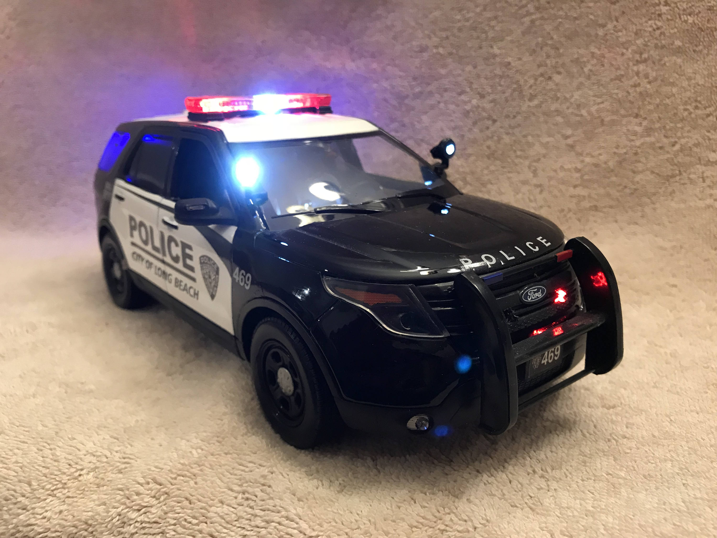 Réplique du modèle Ford Explorer moulé sous pression à l'échelle 1/18 du service de police de Long Beach New York avec phares fonctionnels et sirène 4 tons