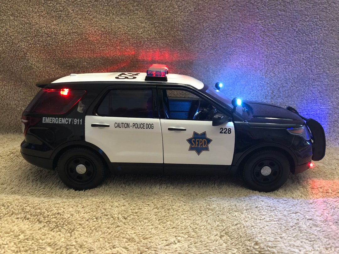 LEDカスタムパトカー 1/18 LAPD/ ロサンゼルス市警 1/18 Scale LAPD Police Dept Die-cast Ford Explorer Model