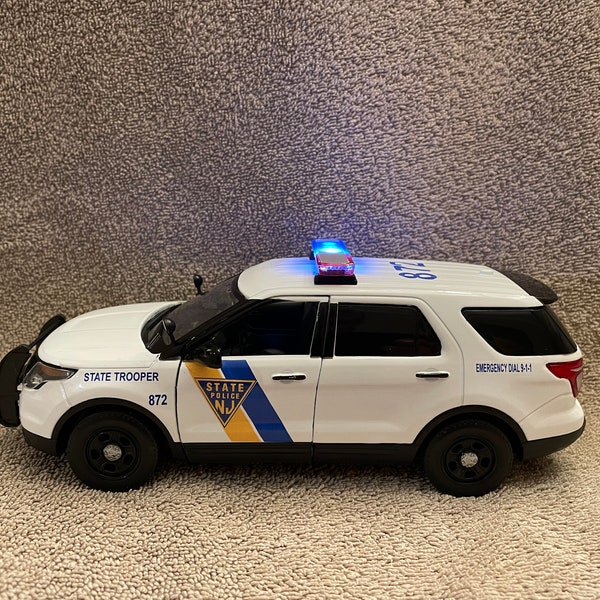 1/24 Scale State Trooper Police Dept  die cast model car  Ford Explorer with factory installed lights and siren