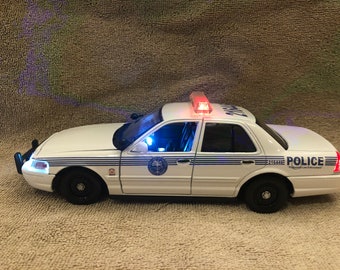 1/24 Scale Miami FL Police Ford Crown Vic with working lights and siren