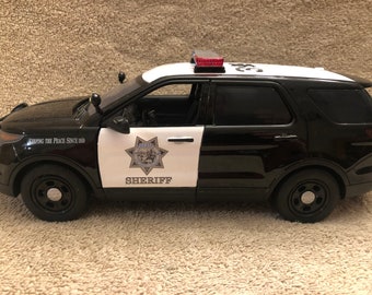 1/18 scale San Diego Sheriff Dept die-cast Ford Explorer model replica with working lights and 4 tone siren
