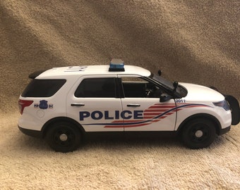 Réplica del modelo Ford Explorer fundido a presión de la Policía Metropolitana de Washington DC a escala 1/18 con luces de trabajo y señor de 4 tonos