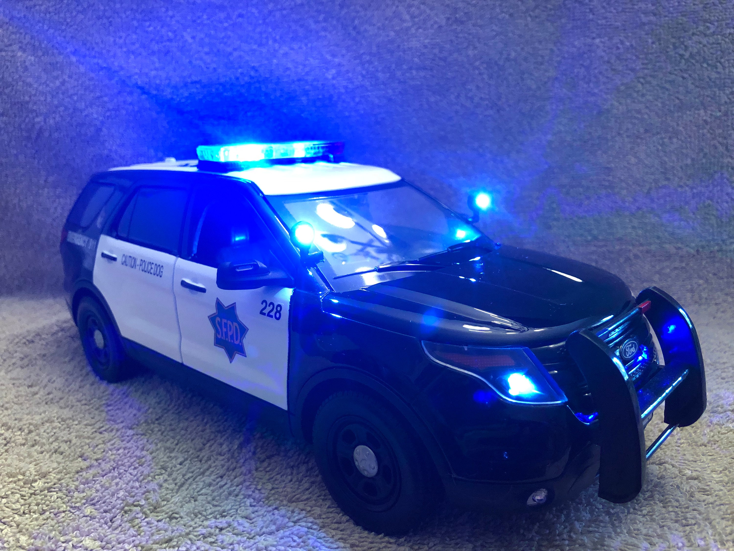 LEDカスタムパトカー 1/18 LAPD/ ロサンゼルス市警 1/18 Scale LAPD Police Dept Die-cast Ford Explorer Model