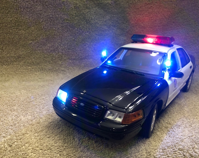 1/18 Scale LAPD Police Department Model Police Car Replica With Working Lights and 4 Tone Siren