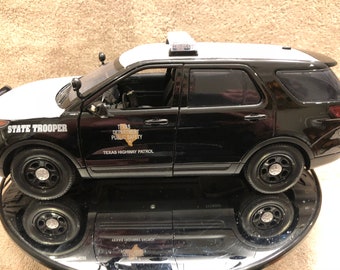 1/18 scale Texas State Trooper Police  die-cast Ford Explorer model replica with working lights and 4 tone siren