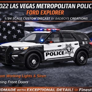 Pode incluir: Um modelo fundido personalizado em escala 1:24 de um Ford Explorer da Polícia Metropolitana de Las Vegas de 2022. O veículo preto e branco apresenta luzes de trabalho, sirene e portas dianteiras que abrem. O fundo inclui uma bandeira americana.