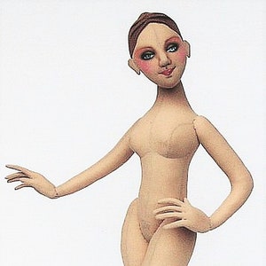 Może przedstawiać: Naga lalka z tkaniny w kolorze cielistym z namalowanymi rysami twarzy, w brązowych butach z ozdobami ze złota. Lalka stoi w pozie z jedną ręką wyciągniętą, a drugą ręką na biodrze.