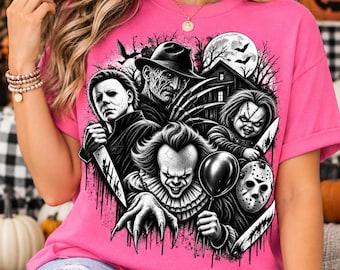 以下が含まれることがあります： 鮮やかなピンク色の半袖Tシャツ。マスクを被った人物、爪を持つ悪役、人形、黒い風船を持ったピエロなど、4人の象徴的なホラー映画のキャラクターが描かれた、詳細な白黒のグラフィックプリントが施されています。