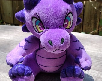 PAARSE Kobold Plushie - IN VOORRAAD - Dungeons & Dragons Geïnspireerd Knuffeldier ttrpg Harige Knuffel - Lavendel Zacht Geschubde Monster Anthro