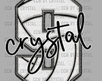 Może przedstawiać: Biało-czarna naszywka w kształcie cyfry dziewięć, o fakturowanej powierzchni z czarnymi przeszyciami. Słowo crystal jest napisane czarną kursywą na środku cyfry.