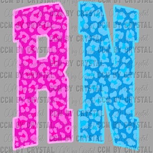 Op de afbeelding: De letters R en N in een blokletterstijl. De letter R is gevuld met een felroze luipaardprintpatroon en de letter N is gevuld met een felblauw luipaardprintpatroon. Beide letters hebben een effen lichtroze omlijning.
