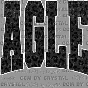 Op de afbeelding: Het woord "EAGLES" in een vetgedrukte blokletter met een luipaardprintpatroon dat elke letter vult. De letters zijn wit omlijnd, tegen een grijze achtergrond. De afbeelding heeft de tekst "CCM BY CRYSTAL" herhaald.