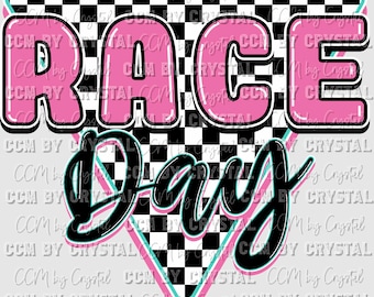 Op de afbeelding: Een roze en zwart grafisch ontwerp met de tekst "RACE DAY" in een retro-stijl. Het ontwerp heeft een geruit patroon en een driehoek met een turquoise omtrek.