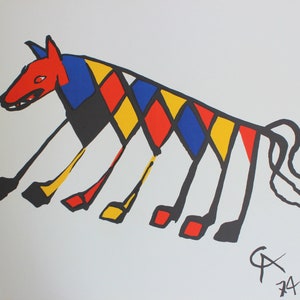 Peut inclure: Une illustration abstraite color&eacute;e d'un chien avec une longue queue. Le chien est dessin&eacute; en lignes noires et rempli de rouge, jaune, bleu et noir. Le chien marche sur un fond blanc. La signature de l'artiste est dans le coin inf&eacute;rieur droit.