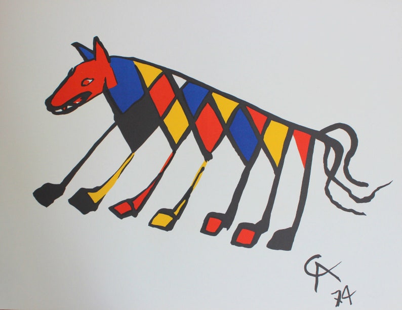 Peut inclure: Une illustration abstraite color&eacute;e d'un chien avec une longue queue. Le chien est dessin&eacute; en lignes noires et rempli de rouge, jaune, bleu et noir. Le chien marche sur un fond blanc. La signature de l'artiste est dans le coin inf&eacute;rieur droit.