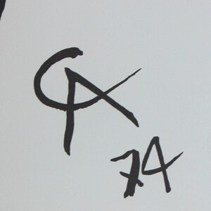 Peut inclure: Signature en noir et blanc avec les lettres "GX" et le nombre "74" &eacute;crit en cursive.