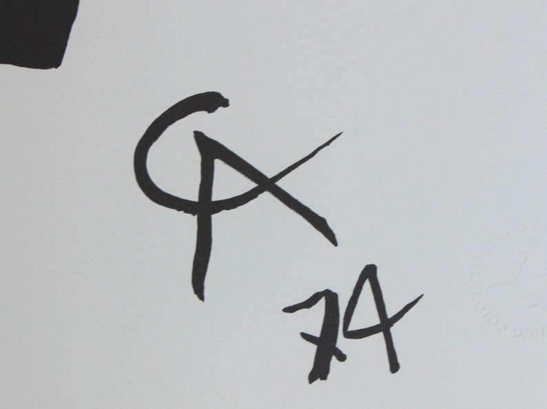 Peut inclure: Signature en noir et blanc avec les lettres "GX" et le nombre "74" &eacute;crit en cursive.