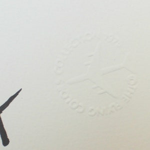 Peut inclure: Un tampon blanc en relief avec le texte "Graphics by Studio 516" dans un cercle.