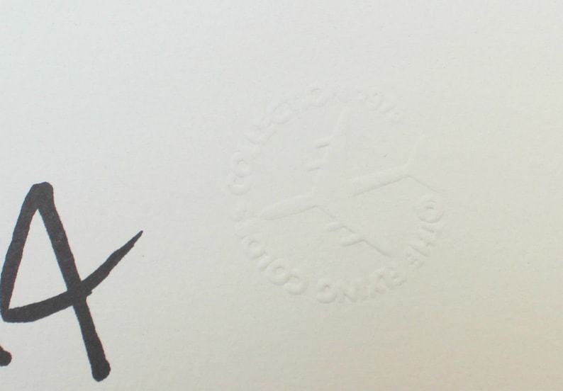 Peut inclure: Un tampon blanc en relief avec le texte "Graphics by Studio 516" dans un cercle.