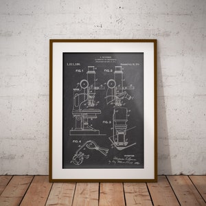 Può includere: Illustrazione in bianco e nero di un disegno di brevetto di un microscopio. Il numero di brevetto è 1.311.186. Il brevetto è stato depositato il 12 settembre 1911 e concesso il 20 luglio 1919. L'inventore è Alexander Silverman.