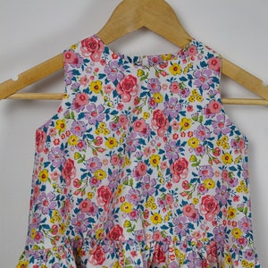 Mädchen Blumen Kleid, Lila Rosen-Druck, Alter 4 - 5 Jahre, Brustumfang 66 cm, 40 cm lang, Rüschen am Saum, Knopf am Rücken