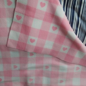 Puede incluir: Manta de franela a cuadros rosa y blanca con pequeños corazones rosas impresos por todas partes.