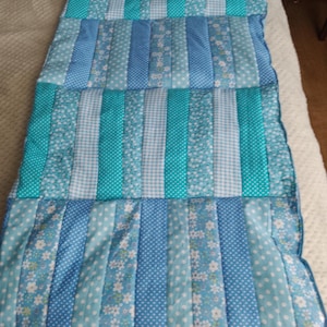 Babyblå/grön quiltad lapptäcke i randigt tyg, 91 x 46 cm med brandskyddande vadd