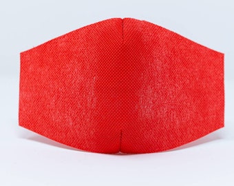 Puede incluir: Una mascarilla facial de tela roja con un diseño sencillo. La mascarilla está hecha de un material suave y transpirable.