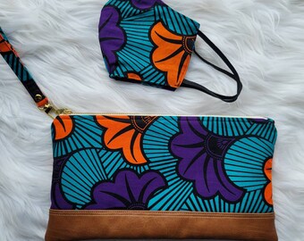 Clutch floral de muñeca con mascarilla a juego: detalle de piel sintética