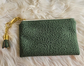 Monedero de piel sintética con relieve hecho a mano / Monedero con encaje verde salvia