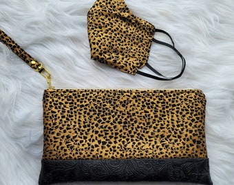 Cartera de mano hecha a mano con mascarilla a juego: detalle de piel sintética