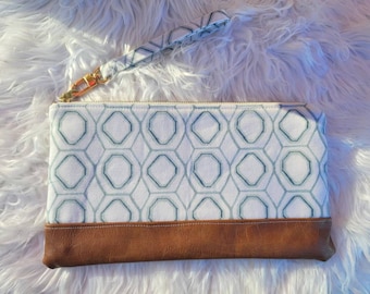 Cartera de mano hecha a mano: detalles de piel sintética y ranuras para tarjetas.