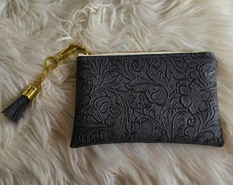 Bolsa de maquillaje de piel sintética con cremallera, hecha a mano, en relieve, color gris.
