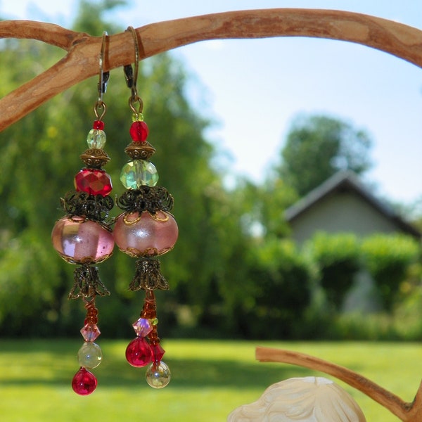 Boucles d’Oreilles asymétriques-Perles verre filé au chalumeau rose-Perles Cristal de Bohème. Fabrication Artisanale Française. PIECE UNIQUE