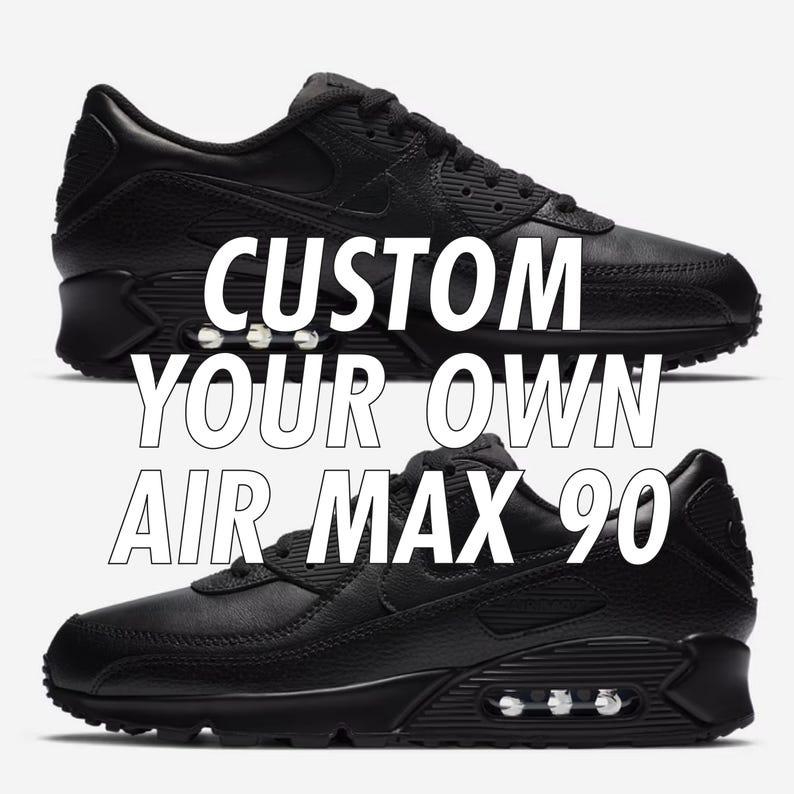 Puede incluir: Dos zapatillas Air Max 90 negras. Los zapatos tienen un dise&ntilde;o texturizado y c&aacute;maras de aire visibles en las suelas. El texto blanco superpuesto dice "CUSTOM YOUR OWN AIR MAX 90".