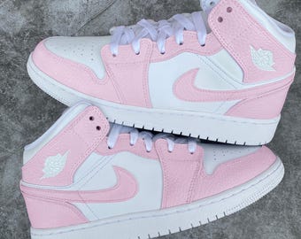 Zapatillas Nike Jordan 1 Mid personalizadas en rosa algodón de azúcar