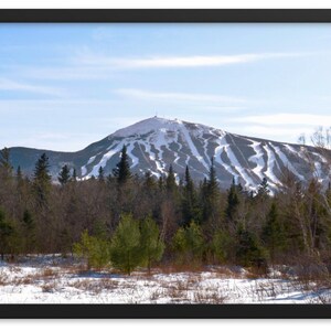 Impresión de Sugarloaf Mountain – Fotografía de montaña de esquí de Maine, paisaje invernal imagen 1