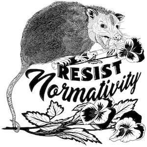 Peut inclure: Illustration en noir et blanc d'un opossum avec la bouche ouverte, tenant une tige de fleur. Le texte "RESIST Normativity" est écrit dans une police de caractères audacieuse et stylisée, avec des accents floraux.