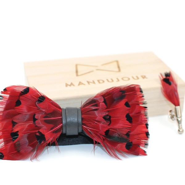 Set papillon e spilla con piume rosse cardinali - Mandujour Handmade