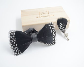 Juego de pajaritas de plumas de Guinea con lunares negros para solapa - Regalo de Navidad hecho a mano