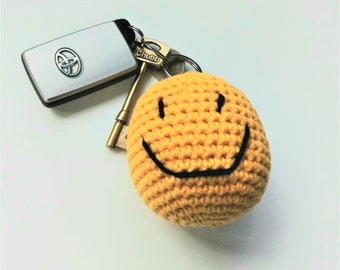 Wzór na szydełkowy brelok z motywem uśmiechniętej buźki: zawieszka na torebkę amigurumi, angielski wzór PDF