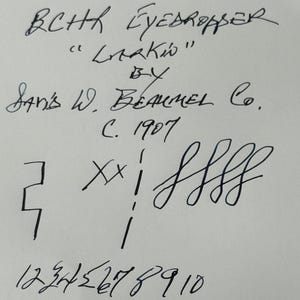 Puede incluir: Documento manuscrito con tinta negra sobre papel blanco. El texto dice "BCHK Eyedropper 'Larkin' by Savis W. Beaumel Co. C. 1907". Debajo hay s&iacute;mbolos abstractos y los n&uacute;meros del 1 al 10.