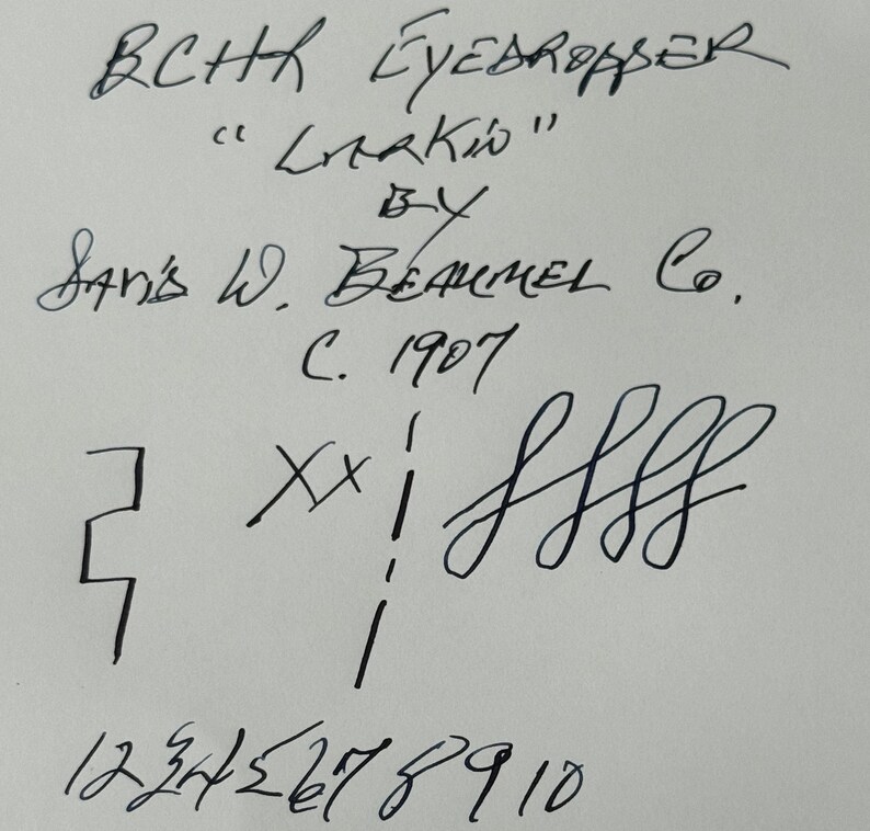 Puede incluir: Documento manuscrito con tinta negra sobre papel blanco. El texto dice "BCHK Eyedropper 'Larkin' by Savis W. Beaumel Co. C. 1907". Debajo hay s&iacute;mbolos abstractos y los n&uacute;meros del 1 al 10.