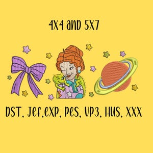 Può includere: Un disegno di ricamo con un fiocco viola, un personaggio dei cartoni animati con i capelli rossi e un drago verde, e un pianeta con anelli. Il disegno include il testo "4X4 and 5X7" e le abbreviazioni dei tipi di file.