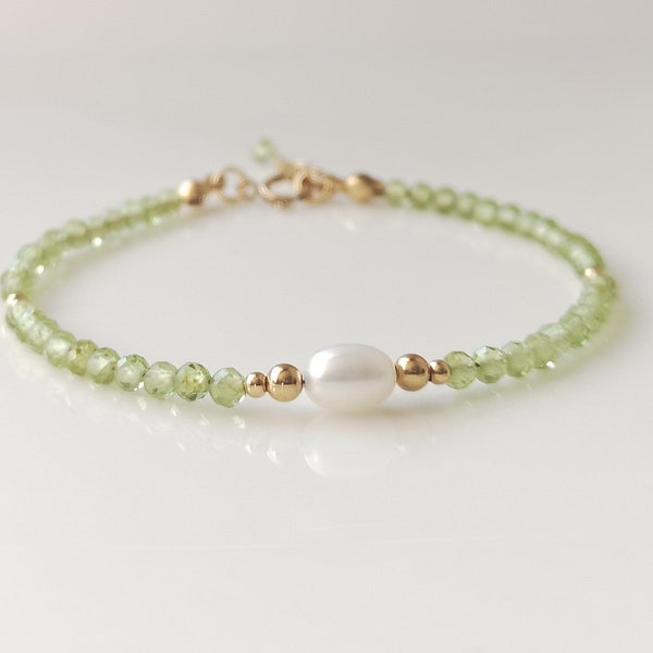 Natural peridot and pearl bracelet, June August birthstone 14k gold fill bracelet, green crystal gem dainty minimalist bracelet elegant gift