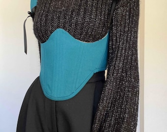 Corsage de mezclilla color verde azulado debajo del busto con tirantes desmontables.