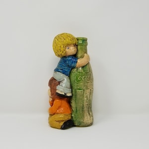 Carol Ardon Coca-Cola Skulptur, zwei Kinder klettern eine Colaflasche, Chalkware,